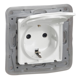 Legrand Niloe balts rozete 2P+E ar vaku