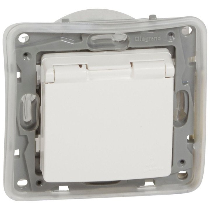 Legrand Niloe розетка 2P+E с шторками IP44